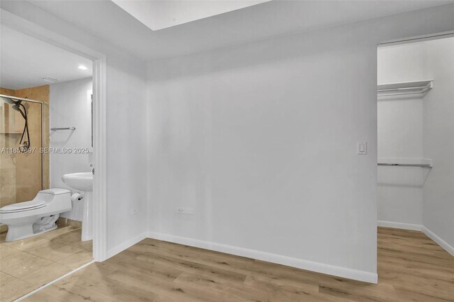 Building Photo - 848 Brickell Key Dr