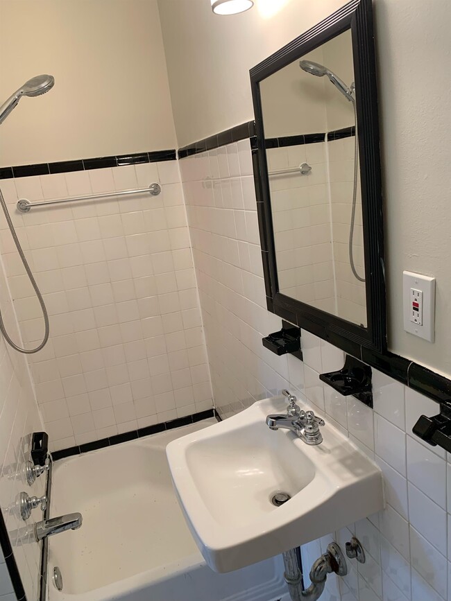 Building Photo - 5358 Pooks Hill Rd