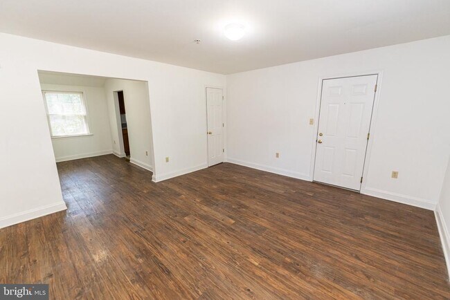 Building Photo - 802 Travers St
