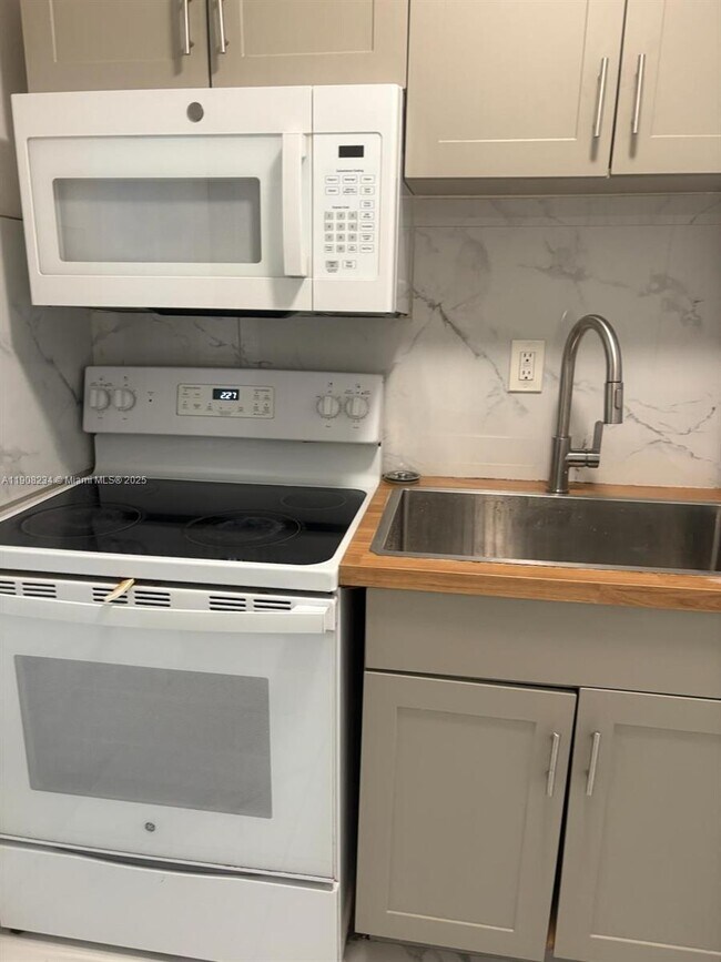 Building Photo - 2861 NW 15th Ct