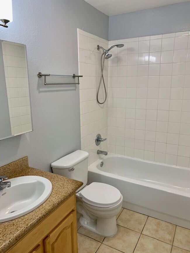 Building Photo - Great 1 bed 1 bath Condo in Pittsburg -- AVAILABLE NOW !!!