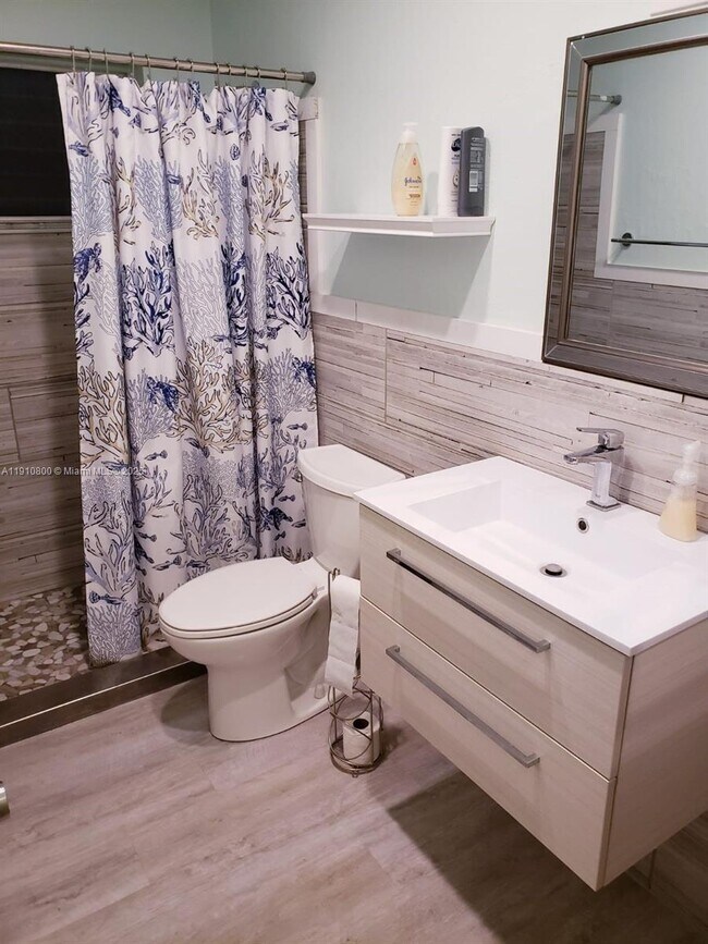 Building Photo - 1031 N 16th Ct