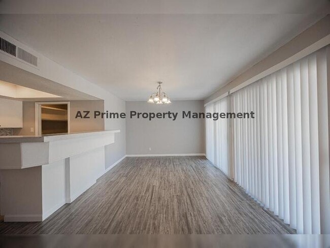 Building Photo - 4704 S La Rosa Dr