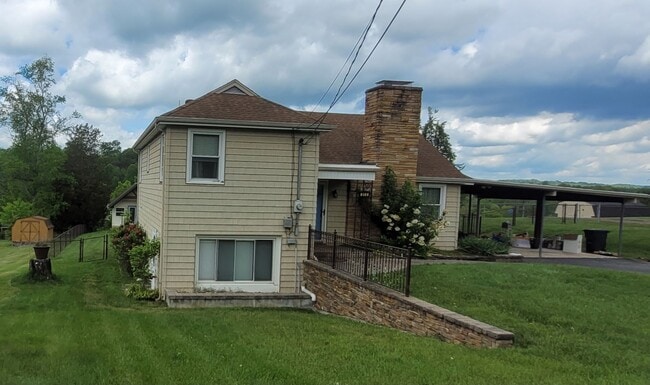 Building Photo - Tri level 3b/2b Home with fenced in back y...
