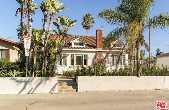 Building Photo - 818 Palms Blvd