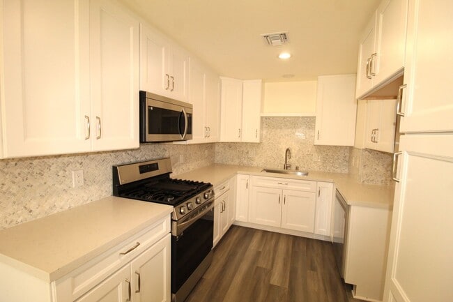 Building Photo - Remodeled 2+1 Upstairs Parkside Condo