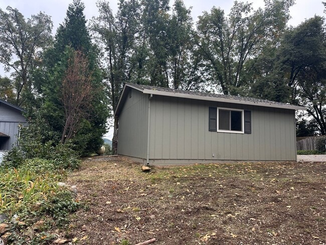 Building Photo - Charming Cascade Shores Retreat 2/1 1,000 ...