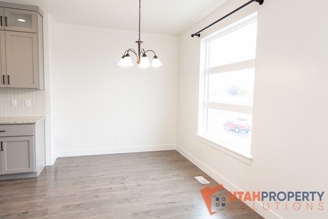Building Photo - 468 S 700 W