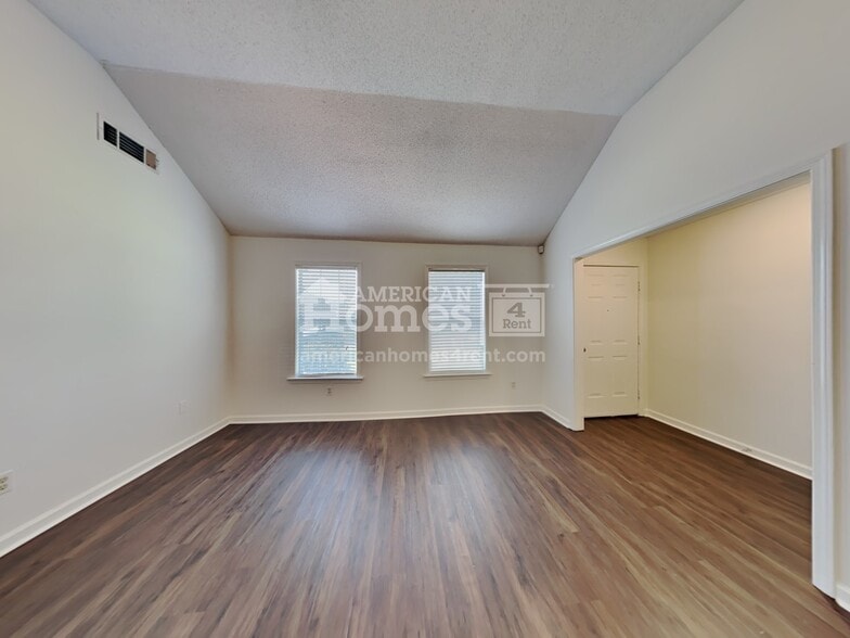 Building Photo - 245 Brookstone Cove