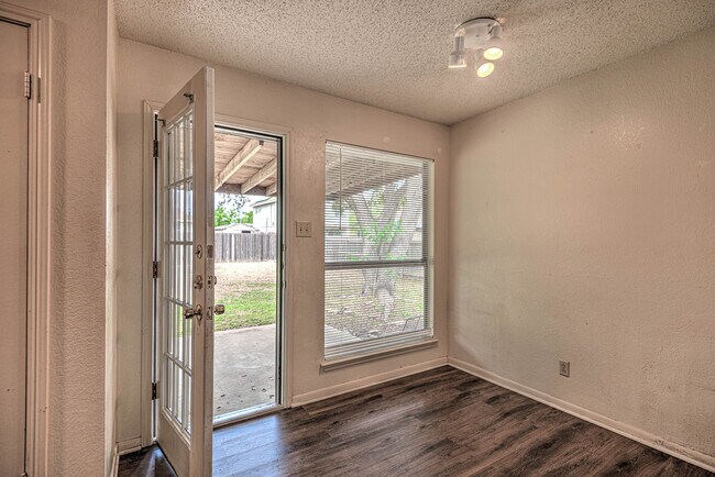 Building Photo - 2803 Willow Springs Rd