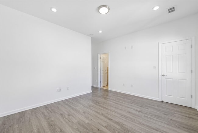 Building Photo - 62 Hutton St