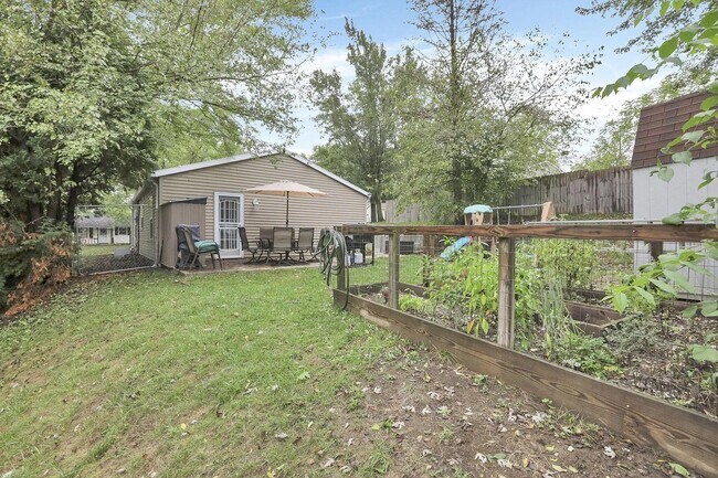 Building Photo - 455 Lakeview Dr