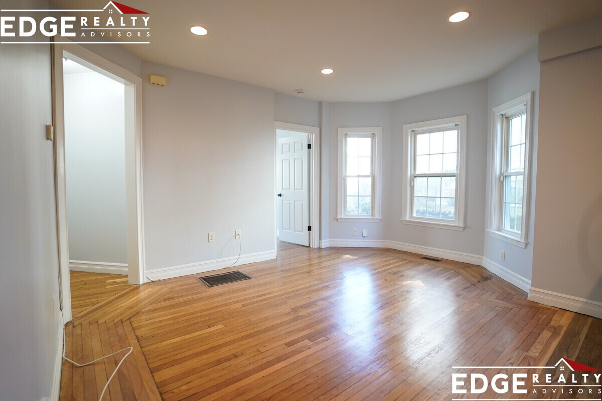 Building Photo - 62 Dracut St