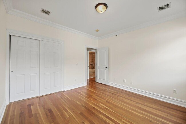 Building Photo - 5 Grand St