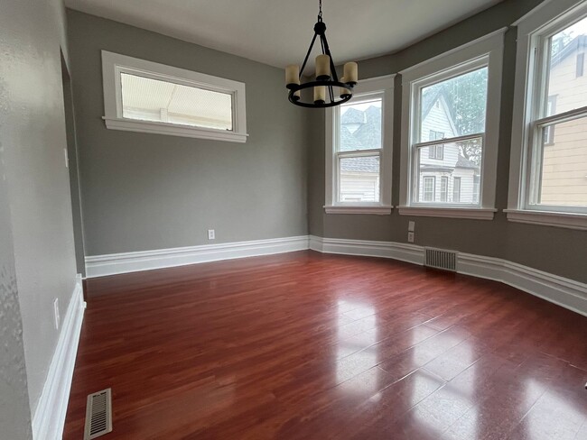 Building Photo - Amazing 3 Bedroom 1 Bathroom Home in West St. Paul
