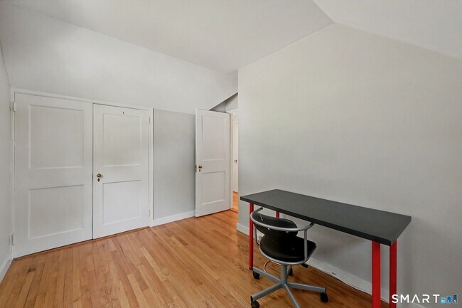 Building Photo - 723 Riverbank Rd