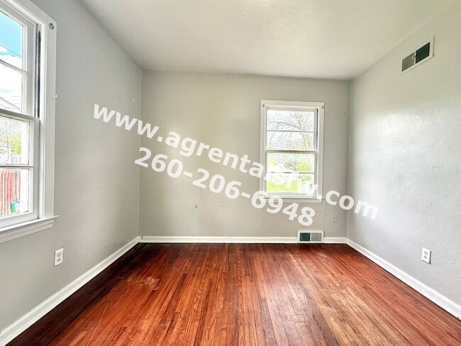 Building Photo - 2 Bedroom House