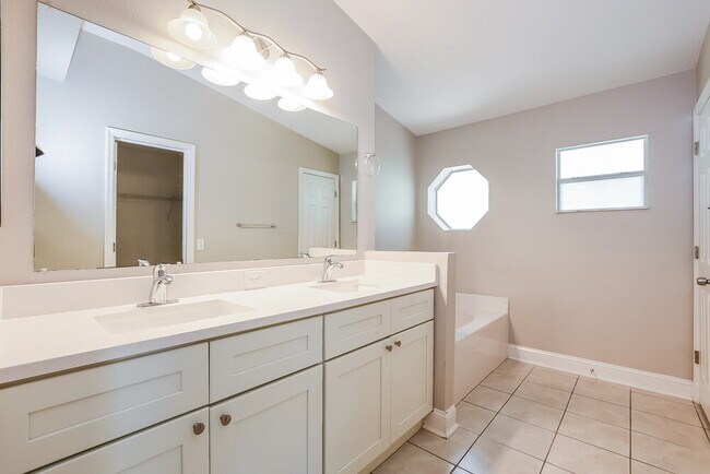 Building Photo - 2366 Tealwood Circle