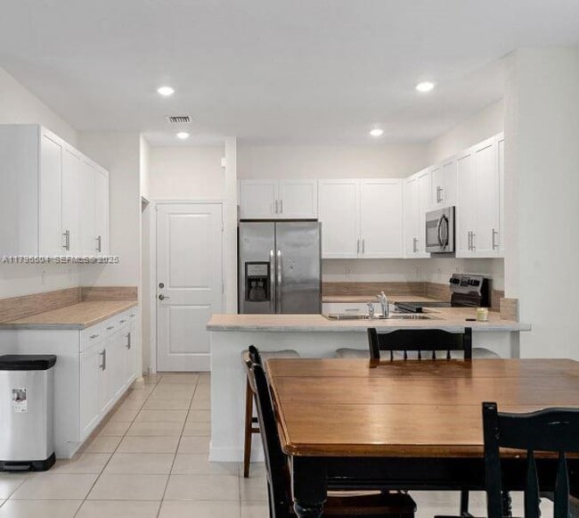 Building Photo - 1414 SE 26th Ter