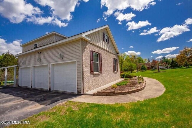 Building Photo - 620 Sacandaga Rd