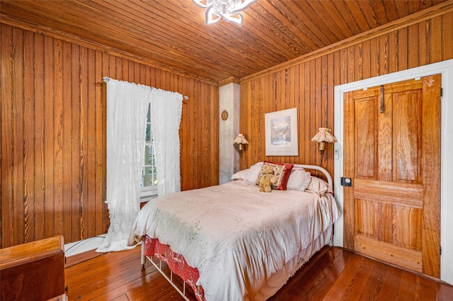 Building Photo - 813 Nelson Ave