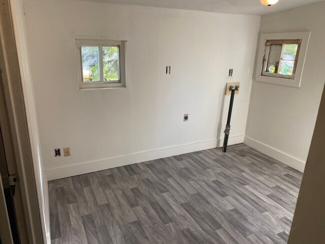 Building Photo - Fully Renovated 1 Bedroom Bungalow for Rent