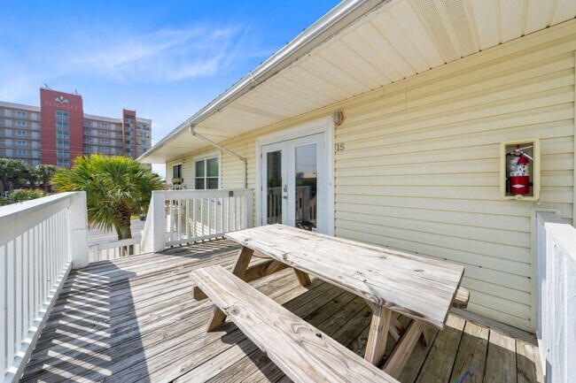 Building Photo - 1118 W Beach Blvd