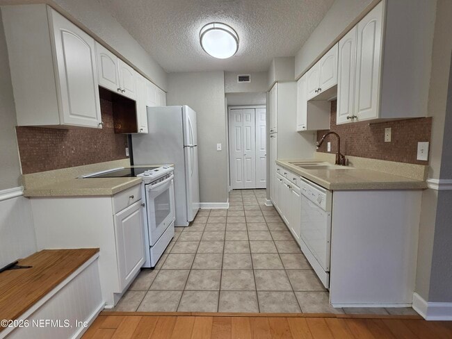 Building Photo - 1800 Park Ave