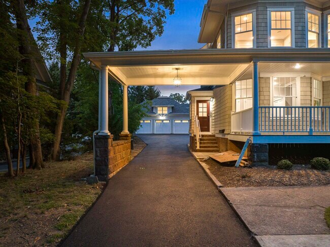 Building Photo - 389 Spring Ave