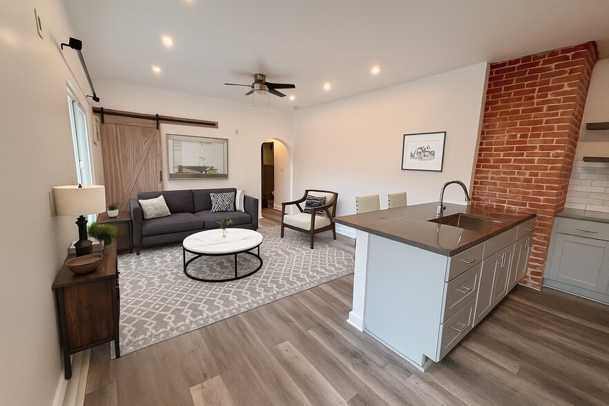 Building Photo - 823 Gower St