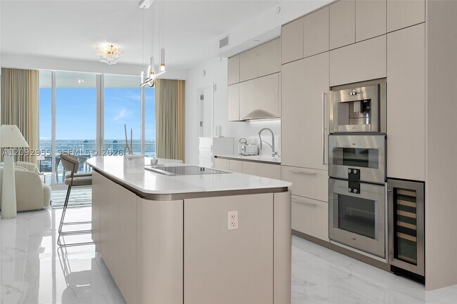 Building Photo - 16901 Collins Ave