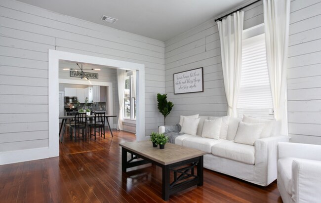 Building Photo - Historical Victorian Farmhouse minutes fro...