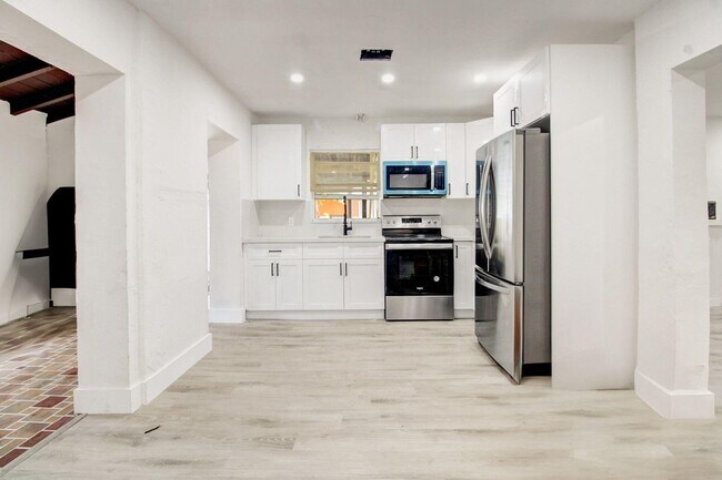 Building Photo - 736 NW 41st St