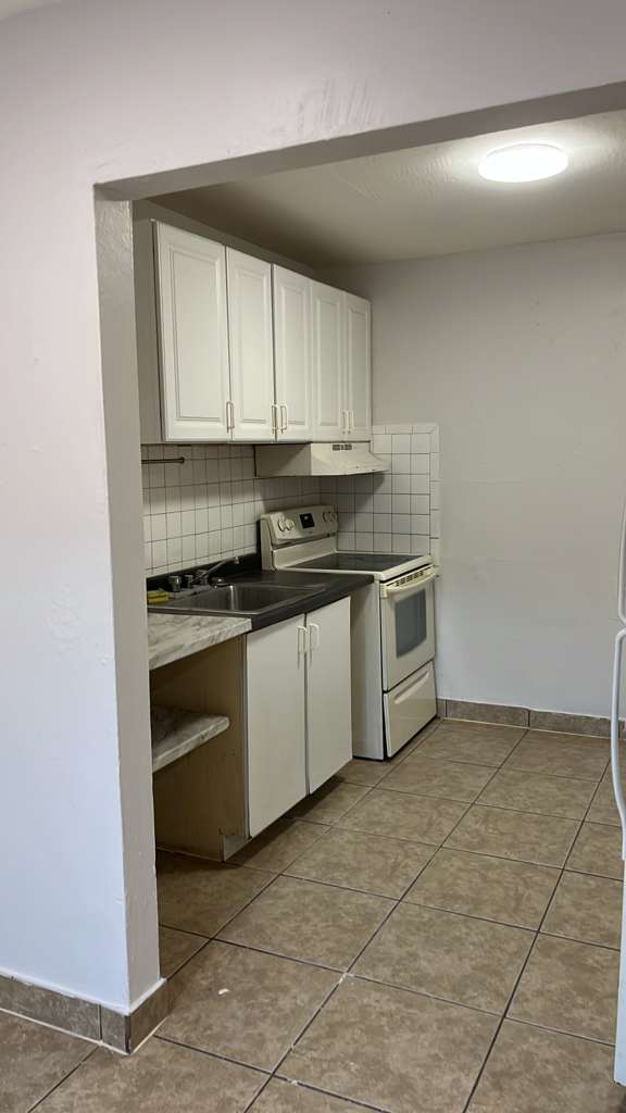 Building Photo - 2349 Farragut St