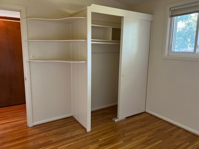 Building Photo - Spacious Home , Great Location