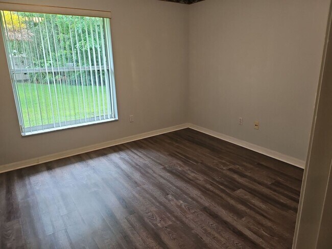 Building Photo - Beautiful 3-Bedroom, 2 bath Home with Screened Porch & Lawn CAre Included