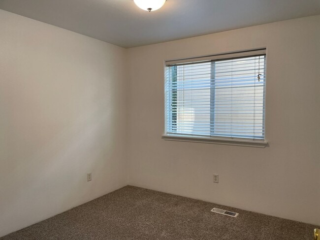 Building Photo - Nice 3 Bedroom 2 Bathroom Downstairs Apart...