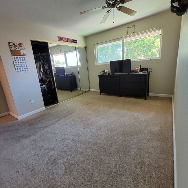 Building Photo - Spacious 2 bedroom 1 bathroom Condo with L...