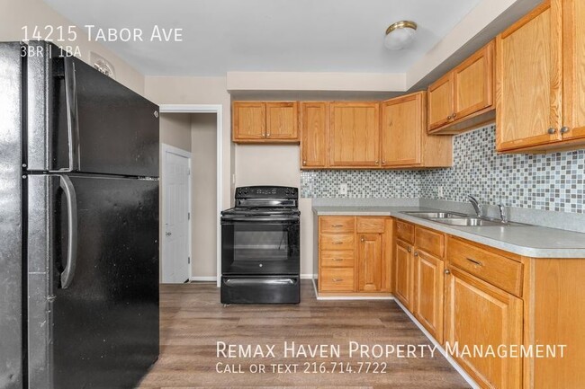 Building Photo - 14215 Tabor Ave, Maple Heights- Spacious 3...
