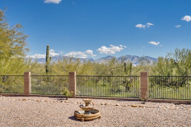 Building Photo - Rare find for this 4 bedroom/3 bath, exqui...