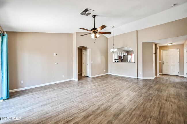 Building Photo - 757 E Wildhorse Dr