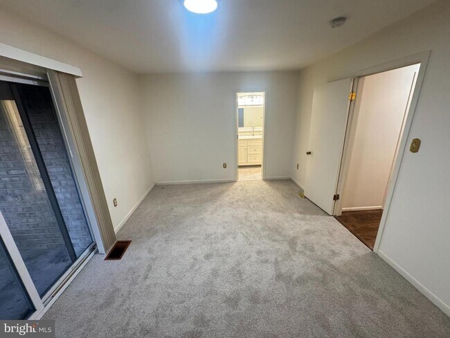 Building Photo - 9250 Three Oaks Dr