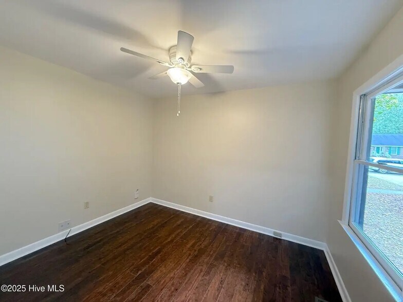 Building Photo - 107 E Baywood Ln