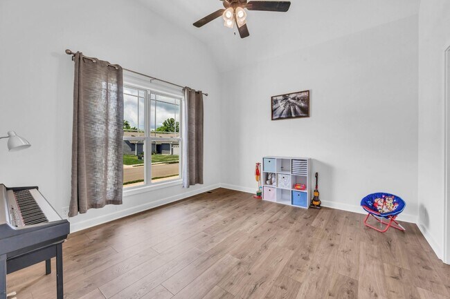 Building Photo - Pet Friendly Three Bedroom!