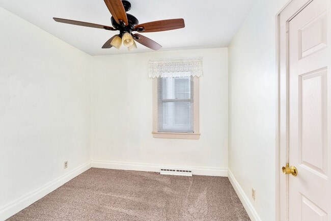 Building Photo - 5724 W 8th St