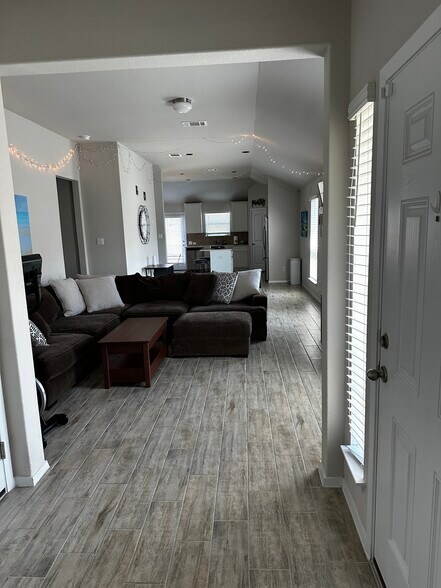 Building Photo - 1212 Flint Knapper Dr