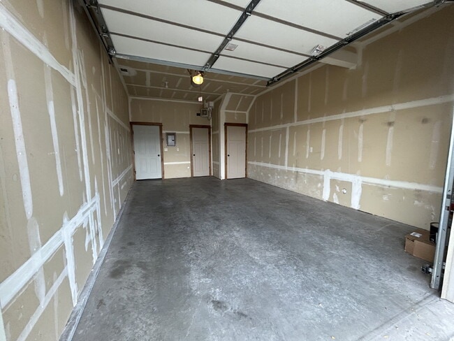 Building Photo - Upgraded 2 Bed, 1.5 Bath Townhouse with St...