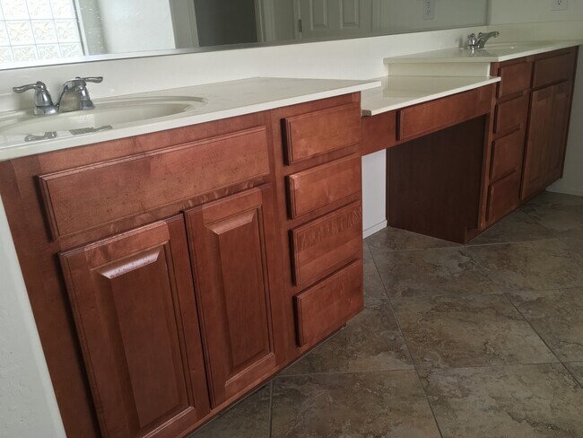 Building Photo - 3 Bed 2.5 Bath home!!