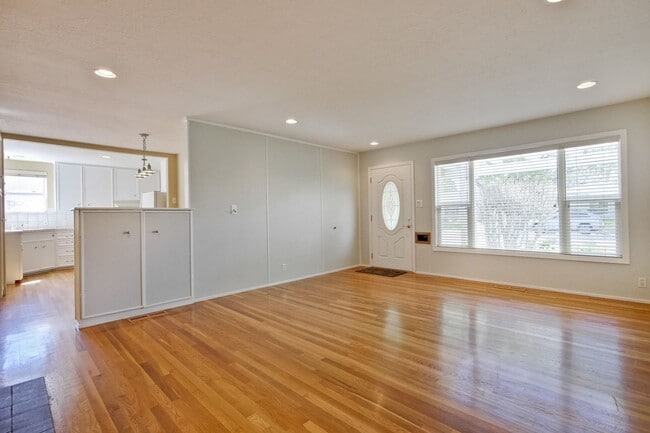 Building Photo - Awesome Home Located in a Quiet Tree Line ...
