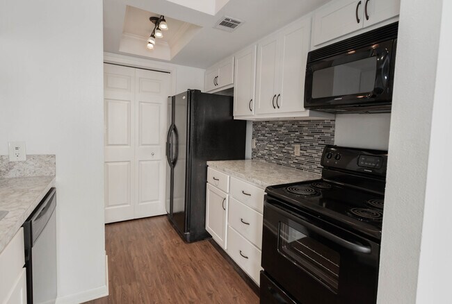 Building Photo - 105 Maplewood Dr